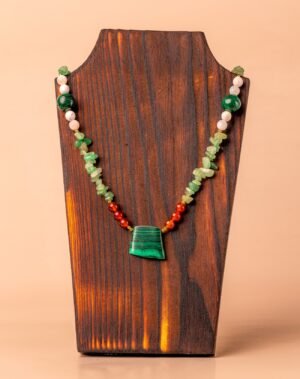 Collier en Malachite, cornaline orange, aventurine et howlite blanche