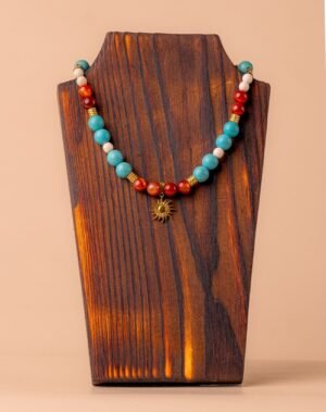 Collier en turquoise, cornaline orange et howlite blanche avec pendentif soleil